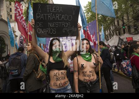 Housands di donne marciò da Plaza de Mayo al Congresso, a Buenos Aires, Argentina, il 29 settembre 2017 sotto lo slogan "aborto legale, sicuro e libero". Si è inoltre cercato di rendere visibile la violenza di genere cui sono sottoposte le donne, le lesbiche e i transessuali; Le diverse situazioni di violazione del diritto alla salute riproduttiva e di chiedere il dibattito e l'approvazione della legge sull'interruzione volontaria della gravidanza presentata per la sesta volta al Congresso dalla Campagna Nazionale per il diritto all'aborto legale, sicuro e libero. (Foto di Matias Jovet/NurPhoto) Foto Stock