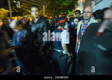 TERRASSA, SPAGNA - OTTOBRE 1: La polizia catalana Mossos d'esquadra controlla le scuole elettorali. Institut Montserrat Roig, Terrassa. (Foto di Xavier Bonilla/NurPhoto) Foto Stock