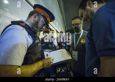 TERRASSA, SPAGNA - OTTOBRE 1: La polizia catalana Mossos d'esquadra controlla le scuole elettorali. Institut Montserrat Roig, Terrassa. (Foto di Xavier Bonilla/NurPhoto) Foto Stock