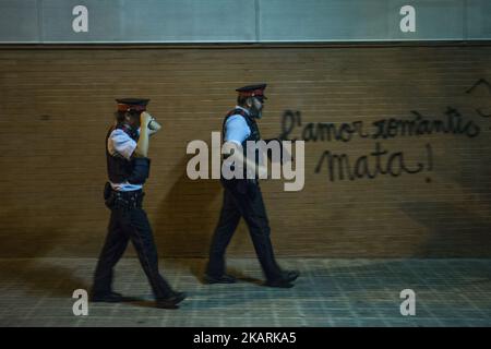 TERRASSA, SPAGNA - OTTOBRE 1: La polizia catalana Mossos d'esquadra controlla le scuole elettorali. Institut Montserrat Roig, Terrassa. (Foto di Xavier Bonilla/NurPhoto) Foto Stock