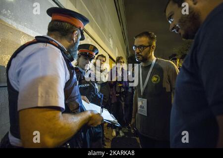 TERRASSA, SPAGNA - OTTOBRE 1: La polizia catalana Mossos d'esquadra controlla le scuole elettorali. Institut Montserrat Roig, Terrassa. (Foto di Xavier Bonilla/NurPhoto) Foto Stock