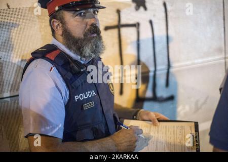 TERRASSA, SPAGNA - OTTOBRE 1: La polizia catalana Mossos d'esquadra controlla le scuole elettorali. Institut Montserrat Roig, Terrassa. (Foto di Xavier Bonilla/NurPhoto) Foto Stock