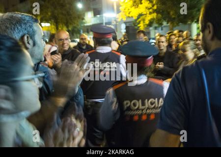 TERRASSA, SPAGNA - OTTOBRE 1: La polizia catalana Mossos d'esquadra controlla le scuole elettorali. Institut Montserrat Roig, Terrassa. (Foto di Xavier Bonilla/NurPhoto) Foto Stock