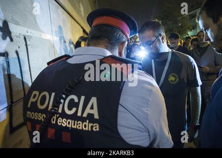 TERRASSA, SPAGNA - OTTOBRE 1: La polizia catalana Mossos d'esquadra controlla le scuole elettorali. Institut Montserrat Roig, Terrassa. (Foto di Xavier Bonilla/NurPhoto) Foto Stock