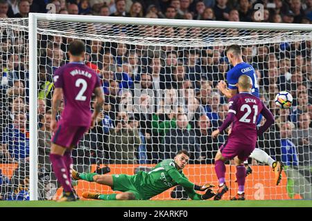 Ederson Moraes, portiere della città di Manchester (31), salva una testata dal Chelsea Defender Gary Cahill (24) durante la partita della Premier League tra Chelsea e Manchester City a Stamford Bridge, Londra, Inghilterra il 30 settembre 2017. (Foto di Kieran Galvin/NurPhoto) Foto Stock