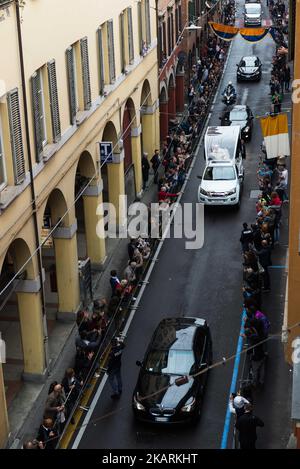 Papa Francesco del papemobile, giunto in Piazza maggiore durante una visita pastorale a Bologna il 1 ottobre 2017. (Foto di Michele Spatari/NurPhoto) Foto Stock