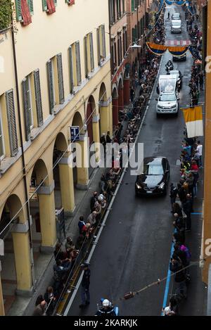 Papa Francesco del papemobile, giunto in Piazza maggiore durante una visita pastorale a Bologna il 1 ottobre 2017. (Foto di Michele Spatari/NurPhoto) Foto Stock