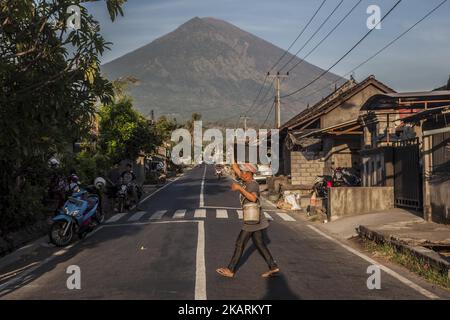 Monte Agung visto da Amed, reggenza di Karangasem a Bali, Indonesia, il 02 ottobre 2017. Secondo il Centro per la Volcanologia e la mitigazione dei disastri geologici (PVMBG), le attività vulcaniche del Monte Agung sono diminuite dagli ultimi due giorni. Nonostante il calo del numero di tremori, il vulcano più alto dell'isola di Bali rimane nel quarto livello di emergenza perché la sua qualità e quantità tremori sono ancora considerati elevati. (Foto di Agos Rudianto/NurPhoto) Foto Stock