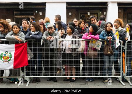 La gente partecipa alla visita pastorale di Papa Francesco a Bologna il 1 ottobre 2017. (Foto di Michele Spatari/NurPhoto) Foto Stock