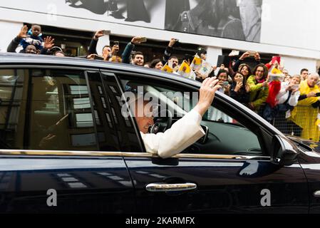 Papa Francesco si è rivolto alla folla del papemobile durante una visita pastorale a Cesena e Bologna il 1 ottobre 2017. (Foto di Michele Spatari/NurPhoto) Foto Stock