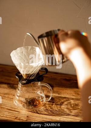 Preparazione del caffè in un pour Over Foto Stock