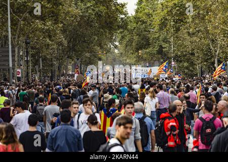 Proteste e manifestazioni a Barcellona durante lo sciopero generale per condannare la Guardia spagnola violenza della polizia civile per fermare il referendum del 1st ottobre, a Barcellona il 3 ottobre 2017. (Foto di Xavier Bonilla/NurPhoto) Foto Stock