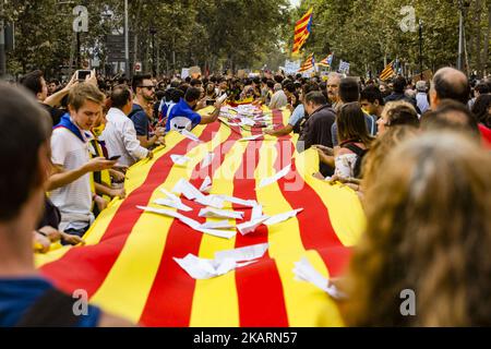 Proteste e manifestazioni a Barcellona durante lo sciopero generale per condannare la Guardia spagnola violenza della polizia civile per fermare il referendum del 1st ottobre, a Barcellona il 3 ottobre 2017. (Foto di Xavier Bonilla/NurPhoto) Foto Stock