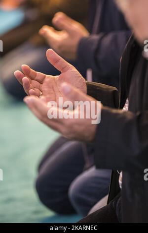 Musulmani durante la preghiera Dhuhr nella Moschea Sehitlik nel distretto di Tne Neukoelln nella Giornata delle Moschee aperte il 3 ottobre 2017. (Foto di Emmanuele Contini/NurPhoto) Foto Stock