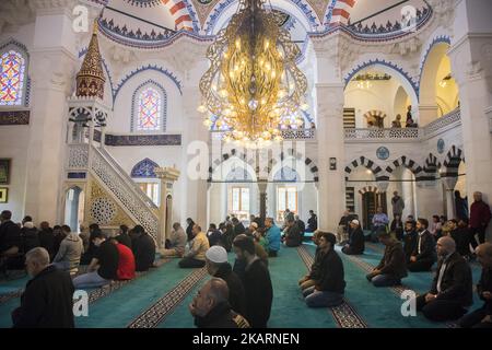 Musulmani durante la preghiera Dhuhr nella Moschea Sehitlik nel distretto di Tne Neukoelln nella Giornata delle Moschee aperte il 3 ottobre 2017. (Foto di Emmanuele Contini/NurPhoto) Foto Stock