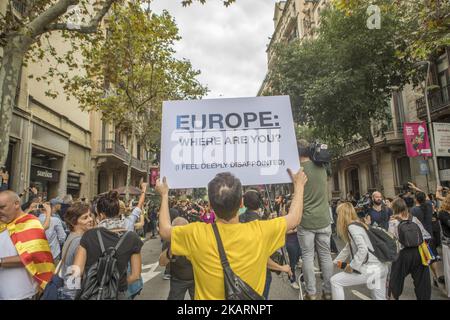 Centinaia di migliaia di catalani hanno marciato per la via di Barcellona per protestare contro la violenza della Guardia Civil per impedire il referendum del 03 ottobre 2017 a Barcellona. Lo sciopero generale paralizzò il trasporto della città. I manifestanti grida slogan e gesto verso gli ufficiali di polizia di fronte alla costruzione della direzione Generale della polizia Nazionale di Spagna e di fronte alla costruzione del governo spagnolo. La polizia catalana il 'Mossos' toghether con i vigili del fuoco ha impedito che la protesta degenerare. (Foto di Mauro Ujetto/NurPhoto) Foto Stock