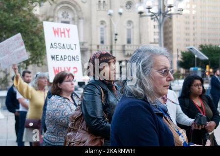 I segni saliscono durante una veglia per le vittime delle riprese di massa di Las Vegas, mentre i relatori prendono il palco a Filadelfia, PA, il 3 ottobre 2017. (Foto di Bastiaan Slabbers/NurPhoto) Foto Stock