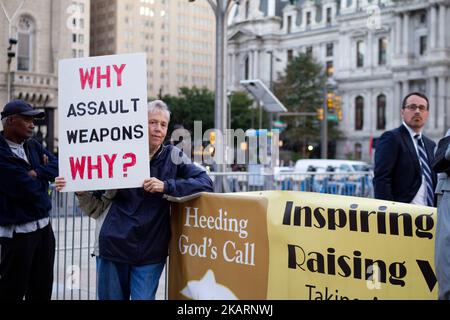 I segni saliscono durante una veglia per le vittime delle riprese di massa di Las Vegas, mentre i relatori prendono il palco a Filadelfia, PA, il 3 ottobre 2017. (Foto di Bastiaan Slabbers/NurPhoto) Foto Stock