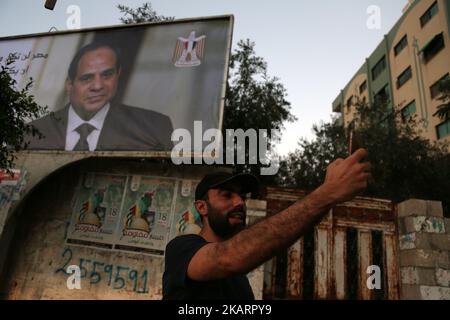 Un Palestinese dimostra una bandiera raffigurante un ritratto del presidente egiziano Abdel Fattah al-Sisi , nella città di Gaza, il 2 ottobre 2017. (Foto di Majdi Fathi/NurPhoto) Foto Stock