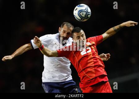 Giorgio Chiellini (L) della nazionale italiana e Ilija Nestorovski della nazionale FYR Macedonia vie per un campionato durante la Coppa del mondo FIFA 2018 Russia qualificatore di calcio Gruppo G tra Italia e FYR Macedonia allo Stadio Olimpico il 6 ottobre 2017 a Torino. (Foto di Mike Kireev/NurPhoto) Foto Stock