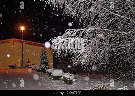 Ostrzeszów, Polska, Polonia, Polen; scenario invernale, Scenario innevato di notte illuminato da una lampada da strada; verschneite Winterlandschaft bei Nacht Foto Stock