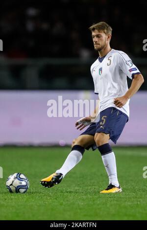 Daniele Rugani della nazionale italiana in azione durante la Coppa del mondo FIFA Russia 2018, qualificante partita di calcio del Gruppo G tra Italia e FYR Macedonia, allo Stadio Olimpico il 6 ottobre 2017 a Torino. (Foto di Mike Kireev/NurPhoto) Foto Stock