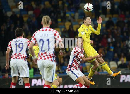 Taras Stepanenko, a destra dell'Ucraina, e Ivan Perisic, a sinistra della Croazia, nella lotta per la palla durante la Coppa del mondo di Gruppo i qualificando la partita di calcio tra Ucraina e Croazia allo Stadio Olimpico di Kiev, in Ucraina il 9 ottobre 2017. (Foto di Danil Shamkin/NurPhoto) Foto Stock