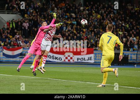 Andriy Yarmolenko (R) e Sime Vrsaljko, ucraino, in azione contro il portiere croato Danijel Subasic (C) durante la Coppa del mondo FIFA 2018 Gruppo i Qualifier tra Ucraina e Croazia allo Stadio Olimpico di Kiev il 9 ottobre 2017 a Kiev, Ucraina. L'Ucraina non riesce a raggiungere i play-off in quanto perde 2-0.(Foto di Sergii Kharchenko/NurPhoto) Foto Stock