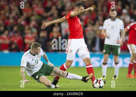 James McClean d'Irlanda e Joe ledley of Wales firgt per la palla durante la Coppa del mondo FIFA 2018 Qualificative Round Group D match tra Galles e Repubblica d'Irlanda al Cardiff City Stadium di Cardiff, Galles, Regno Unito il 9 ottobre 2017 (Foto di Andrew Surma/NurPhoto) Foto Stock