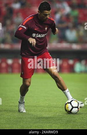 Il futuro del Portogallo Cristiano Ronaldo si scalda poco prima della partita di qualificazione della Coppa del mondo FIFA 2018 tra Portogallo e Svizzera al Luz Stadium il 10 ottobre 2017 a Lisbona, Portogallo. (Foto di Carlos Costa/NurPhoto) Foto Stock