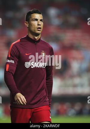 Il futuro del Portogallo Cristiano Ronaldo si scalda poco prima della partita di qualificazione della Coppa del mondo FIFA 2018 tra Portogallo e Svizzera al Luz Stadium il 10 ottobre 2017 a Lisbona, Portogallo. (Foto di Carlos Costa/NurPhoto) Foto Stock