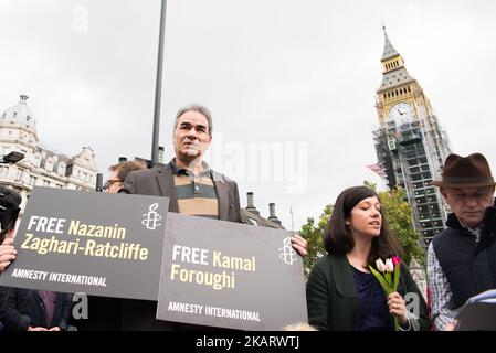 I membri della veglia internazionale di Amnesty si sono svolte a Parliament Square a Londra, Regno Unito, il 11 ottobre 2017. La veglia ha avuto luogo per chiedere la liberazione del nazanin Zaghari-Ratcliffe, una donna italo-britannica imprigionata in Iran, e Kamal Foroughi, anch'essa anglo-iraniana, tenuta per gli ultimi sei anni per lo “spionaggio”. (Foto di Alberto Pezzali/NurPhoto) Foto Stock