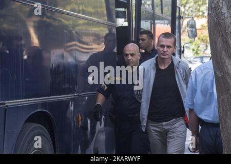 Il sospetto russo di frode di bitcoin Alexander Vinnik scortò al tribunale di Salonicco per esaminare la richiesta russa di estradizione degli imputati in Russia, Salonicco, Grecia il 11 ottobre 2017. (Foto di Nicolas Economou/NurPhoto) Foto Stock