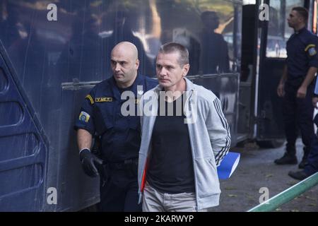 Il sospetto russo di frode di bitcoin Alexander Vinnik scortò al tribunale di Salonicco per esaminare la richiesta russa di estradizione degli imputati in Russia, Salonicco, Grecia il 11 ottobre 2017. (Foto di Nicolas Economou/NurPhoto) Foto Stock