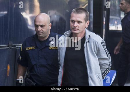 Il sospetto russo di frode di bitcoin Alexander Vinnik scortò al tribunale di Salonicco per esaminare la richiesta russa di estradizione degli imputati in Russia, Salonicco, Grecia il 11 ottobre 2017. (Foto di Nicolas Economou/NurPhoto) Foto Stock