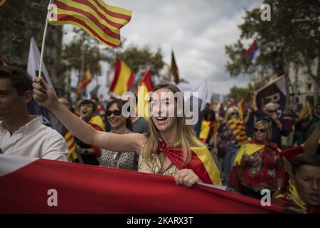 I dimostranti partecipano a un rally in occasione della Giornata Nazionale della Spagna a Barcellona, nel nord-est della Spagna, il 12 ottobre 2017. (Foto di Christian Minelli/NurPhoto) Foto Stock