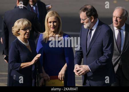 Il sindaco di Madrid Manuela Carmena, il presidente della Comunità di Madrid Cristina Cifuentes e il primo ministro spagnolo Mariano Rajoy partecipano alla Parata militare della Giornata Nazionale 2017 il 12 ottobre 2017 a Madrid (Foto di Oscar Gonzalez/NurPhoto) Foto Stock