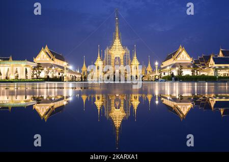 Vista generale del crematorio reale in costruzione per la cerimonia funeraria del defunto re Thailandese Bhumibol Adulyadej a Sanam Luang a Bangkok, Thailandia, il 12 ottobre 2017. La cremazione reale del defunto re thailandese Bhumibol Adulyadej è prevista il 26 ottobre 2017, e il funerale consisterà in una cerimonia rituale di cinque giorni. (Foto di Anusak Laowilas/NurPhoto) Foto Stock