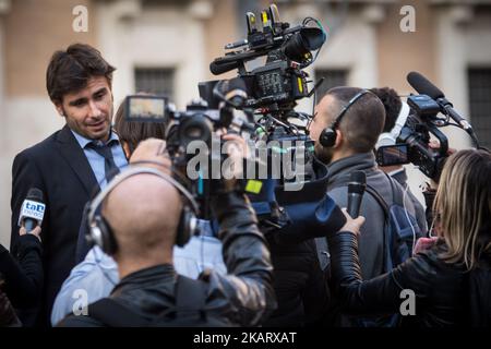 Alessandro di Battista durante il movimento anti-establishment 5-Star (M5S) protesta fuori dalla Camera bassa contro la decisione del governo di mettere un disegno di legge per una nuova legge elettorale per i voti di fiducia, a Roma, Italia il 12 ottobre 2017 (Foto di Andrea Ronchini/NurPhoto) Foto Stock