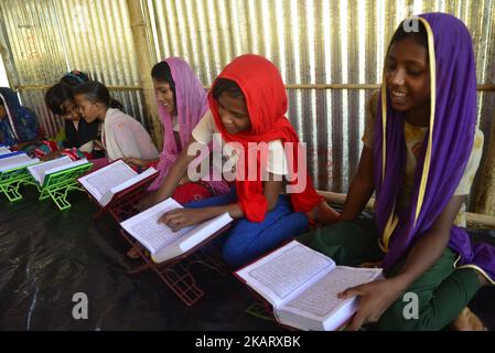 I bambini di Rohingya stanno imparando il Corano in un Madrasa al campo di fortuna di Balukhali nel Bazar di Cox, Bangladesh, il 11 ottobre 2017. Diverse migliaia di Rohingya in fuga dalla violenza in Myanmar sono scese in Bangladesh con notizie ufficiali di bambini che muoiono di fame, spossatezza e febbre tra le ultime ondate di rifugiati. (Foto di Mamunur Rashid/NurPhoto) Foto Stock