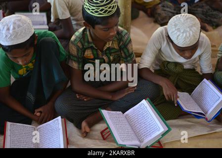 I bambini di Rohingya stanno imparando il Corano in un Madrasa al campo di fortuna di Balukhali nel Bazar di Cox, Bangladesh, il 11 ottobre 2017. Diverse migliaia di Rohingya in fuga dalla violenza in Myanmar sono scese in Bangladesh con notizie ufficiali di bambini che muoiono di fame, spossatezza e febbre tra le ultime ondate di rifugiati. (Foto di Mamunur Rashid/NurPhoto) Foto Stock