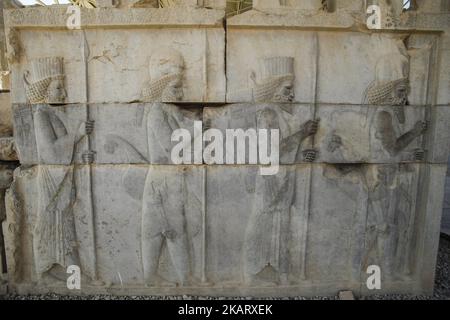 Antica Persepolis, capitale dell'Impero Achemenide 550 - 330 a.C. in Iran, patrimonio dell'umanità dell'UNESCO. . Sito archeologico e rovine di porte e colonne della dinastia Achemenide persiana antica capitale di Takht-e Jamshid, o Persepolis, distrutto da Alessandro il Grande, il re greco macedone, un sito patrimonio dell'umanità dell'UNESCO e punto di riferimento turistico dell'Iran, vicino alla città meridionale di Shiraz nella provincia di Fars. Alcuni dei monumenti più famosi sono la porta di tutte le Nazioni, il Palazzo di Dario il Grande, noto anche come la Tachara, intricata scultura, colonne Achemenide intagliate, doppia h Foto Stock