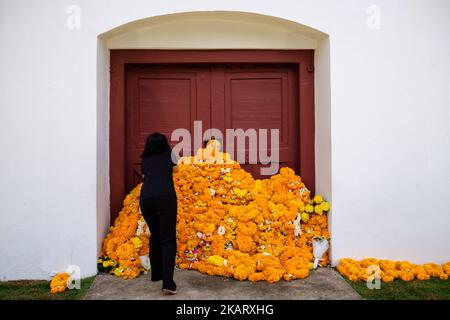 Nel primo anniversario della morte del re Bhumibol Adulyadej in Thailandia migliaia di lutto thailandesi si accodano fuori dalle porte del palazzo reale di Bangkok per porre fiori davanti a una foto del re scomparso e per pagare il loro rispetto. (Foto di Thomas De Cian/NurPhoto) Foto Stock