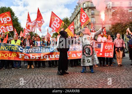 I metalmeccanici si mostrano mentre marciano con bandiere e bandiere nelle strade di Parigi, in Francia, il 13 ottobre 2017. Diverse migliaia di lavoratori hanno partecipato a una protesta organizzata dal sindacato francese CGT per l'industria metallurgica per chiedere un accordo collettivo nazionale di alto livello per la filiale in Francia. (Foto di Julien Mattia/NurPhoto) Foto Stock