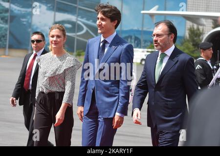 Il primo ministro canadese Justin Trudeau e sua moglie Sophie Gregoire sono visti arrivare all'Hangar presidenziale dell'aeroporto internazionale del Messico il 12 ottobre 2017 a Città del Messico, Messico. (Foto di Carlos Tischler/NurPhoto) Foto Stock