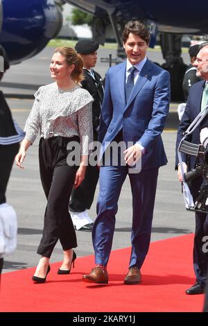 Il primo ministro canadese Justin Trudeau e sua moglie Sophie Gregoire sono visti arrivare all'Hangar presidenziale dell'aeroporto internazionale del Messico il 12 ottobre 2017 a Città del Messico, Messico. (Foto di Carlos Tischler/NurPhoto) Foto Stock