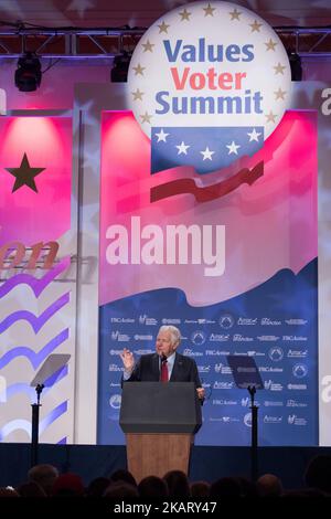 Il Dr. Bill Bennett, ospite del podcast Bill Bennett Show, e l'ex sec. Of Education, parla al 2017 Values Voter Summit, all'Omni Shoreham Hotel a Washington, D.C. il 13 ottobre 2017. (Foto di Cheriss May/NurPhoto) Foto Stock