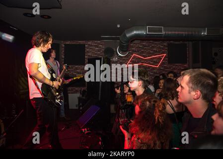 La band indie rock britannica False Heads si esibirà sul palco a Nambucca, a Londra, nel Regno Unito, il 14 ottobre 2017. La formazione è composta da Luke Griffith (voce, chitarra), Jake Elliott (basso) e Barney Nash (batteria). (Foto di Alberto Pezzali/NurPhoto) Foto Stock