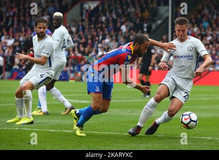 Cesar Azpilicueta di Chelsea detiene l'Andros Townsend del Crystal Palace durante la partita della Premier League tra Crystal Palace e Chelsea al Selhurst Park Stadium di Londra, Inghilterra, il 14 ottobre 2017. (Foto di Kieran Galvin/NurPhoto) Foto Stock