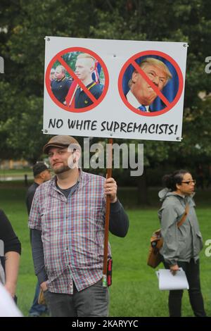 Il protestante ha un segno di confronto tra il presidente degli Stati Uniti Donald Trump e Hitler e i leader supremacisti bianchi durante un raduno contro la supremazia bianca e l'islamofobia al Queen's Park di Toronto, Ontario, Canada, il 15 ottobre 2017. (Foto di Creative Touch Imaging Ltd./NurPhoto) Foto Stock